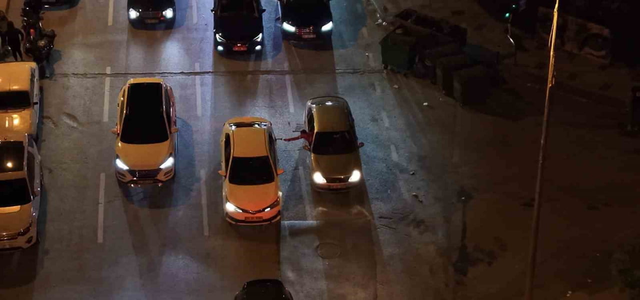 İSTANBUL KADIKÖY SAHİL YOLUNDA SEYİR HALİNDEKİ BİR ARAÇTA CAMDAN SARKAN BİR GENÇ, TRAFİKTE...