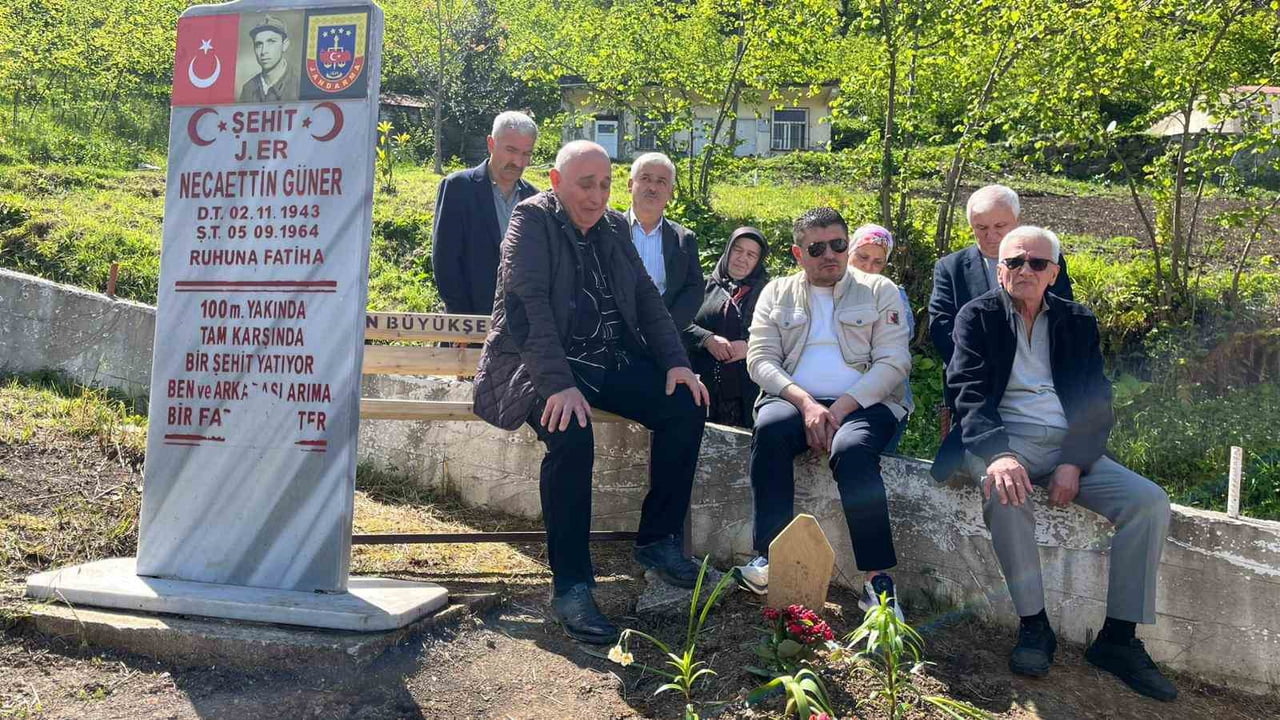 İSTANBUL KÜÇÜKÇEKMECE'DE 27 NİSAN PAZARTESİ GÜNÜ İETT DURAĞINDA OTOBÜS BEKLERKEN TEKERİ PATLAYAN...