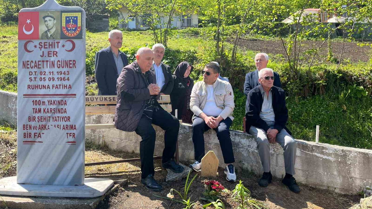 İSTANBUL KÜÇÜKÇEKMECE'DE 27 NİSAN PAZARTESİ GÜNÜ İETT DURAĞINDA OTOBÜS BEKLERKEN TEKERİ PATLAYAN...