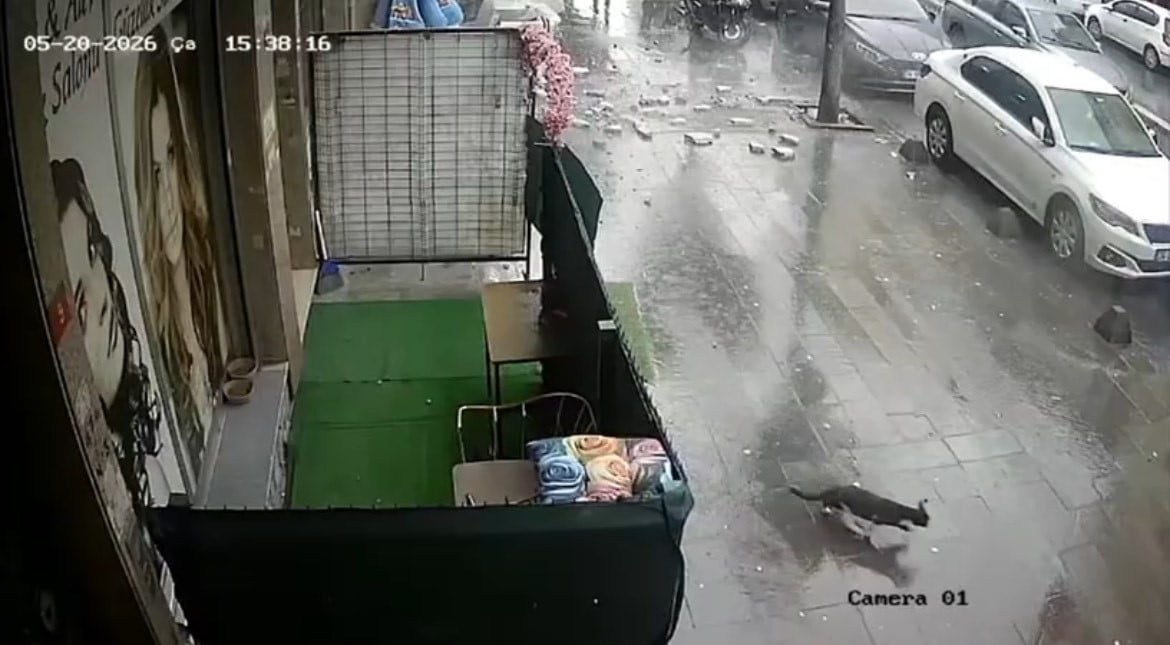 İSTANBUL KÜÇÜKÇEKMECE’DE 6 KATLI BİNANIN EN ÜST KATINDAKİ DIŞ CEPHENİN BİR KISMI SOKAĞA DÜŞTÜ. O...