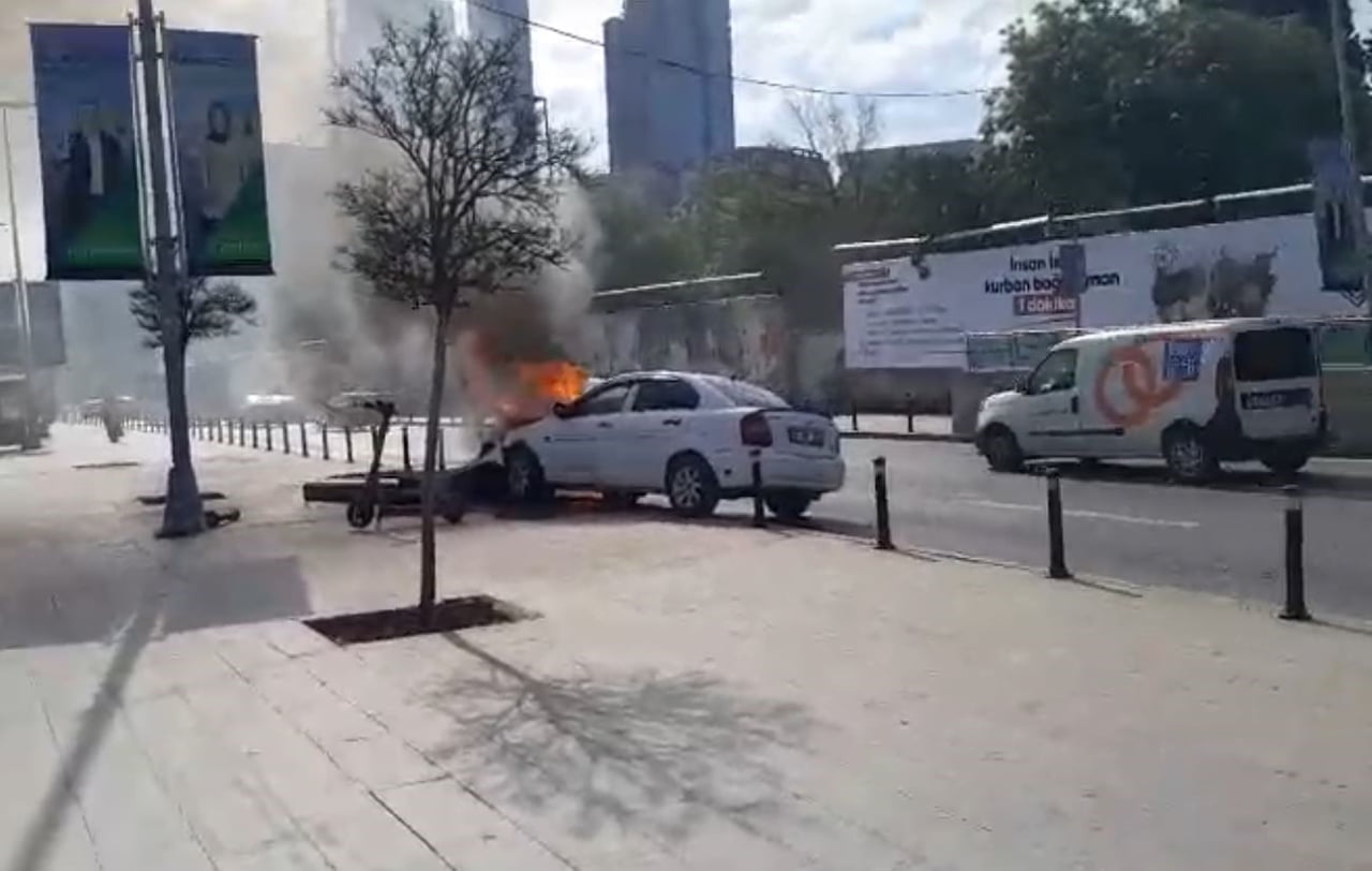 İSTANBUL MECİDİYEKÖY'DE BİR SÜRÜCÜ, VATANDAŞLARIN UYARISI ÜZERİNE BENZİN DEPOSUNDA SIZINTI OLAN...