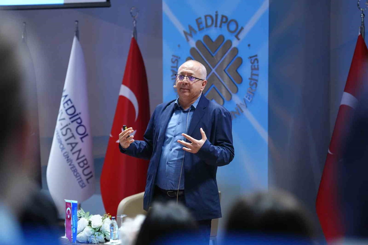 İSTANBUL MEDİPOL ÜNİVERSİTESİ TARİH BÖLÜMÜ TARAFINDAN DÜZENLENEN "TARİH KONUŞMALARI" SERİSİ...