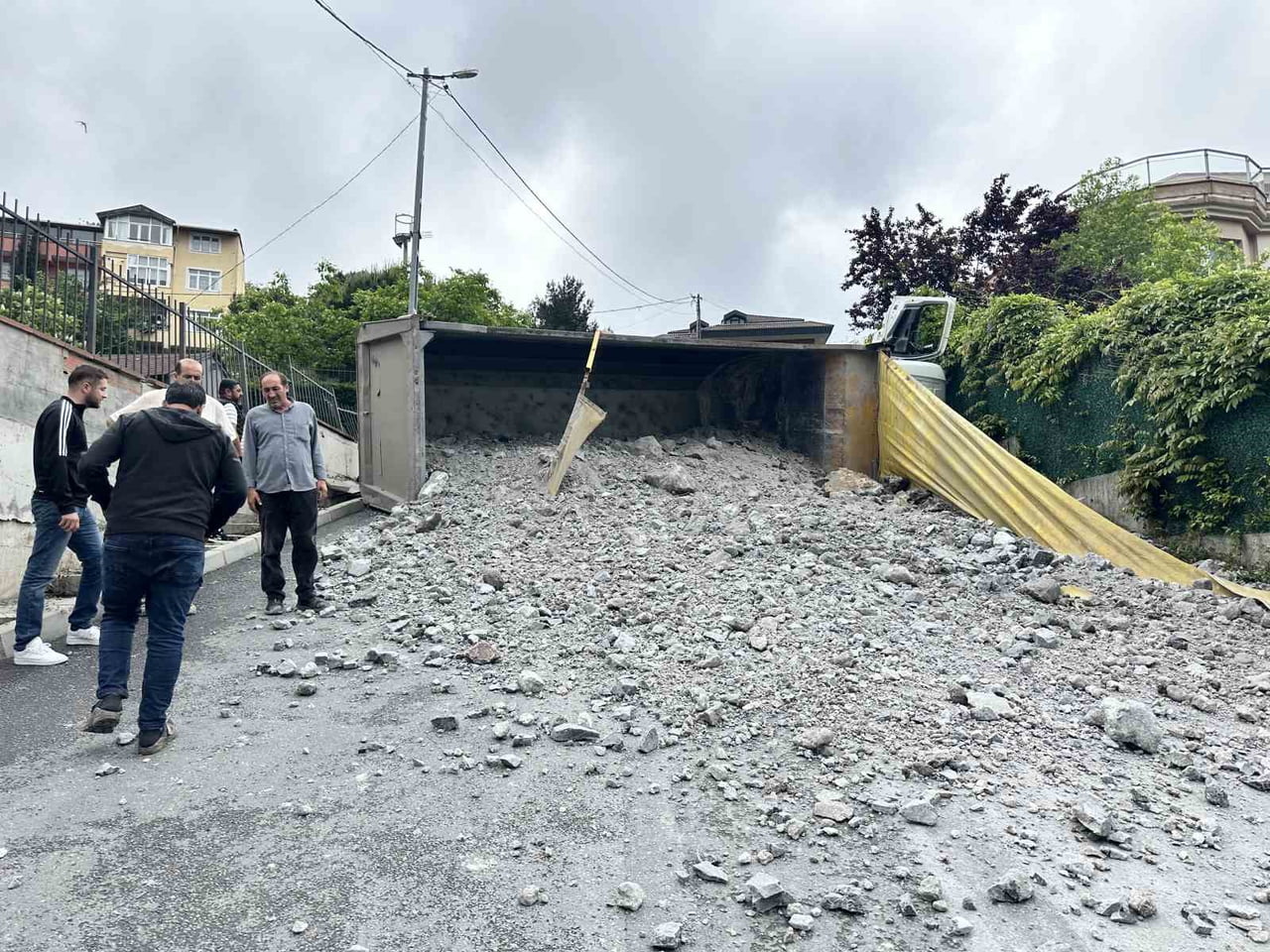 İSTANBUL SARIYER’DE YOKUŞ YUKARI ÇIKTIĞI SIRADA SÜRÜCÜSÜNÜN KONTROLÜNDEN ÇIKAN MOLOZ YÜKLÜ KAMYON...