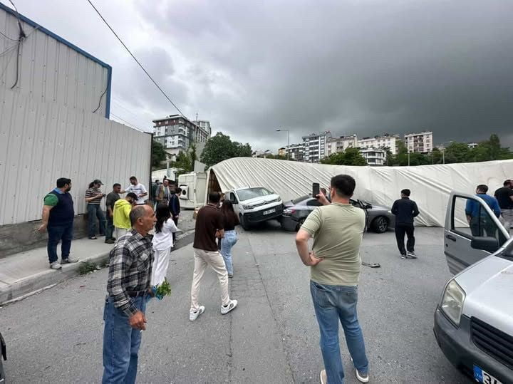 İSTANBUL’UN BAŞAKŞEHİR İLÇESİNDE SÜRÜCÜSÜNÜN DİREKSİYON HAKİMİYETİNİ KAYBETTİĞİ TIR, AYNI CADDEDE...