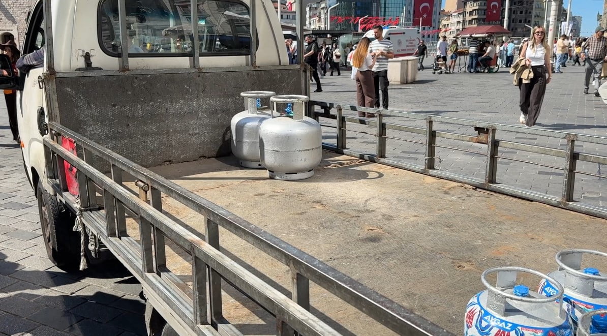 İSTANBUL’UN EN YOĞUN CADDELERİNDEN BİRİSİ OLAN İSTİKLAL CADDESİ’NDEKİ BÜFELERDE GAZ BORUSUNUN...