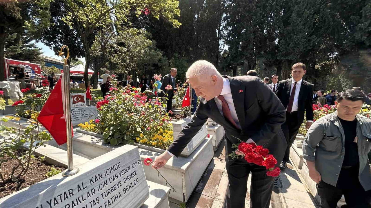 İSTANBUL VALİSİ DAVUT GÜL, KURBAN BAYRAM'I ARİFESİNDE EYÜPSULTAN'DAKİ EDİRNEKAPI ŞEHİTLİĞİ'Nİ...
