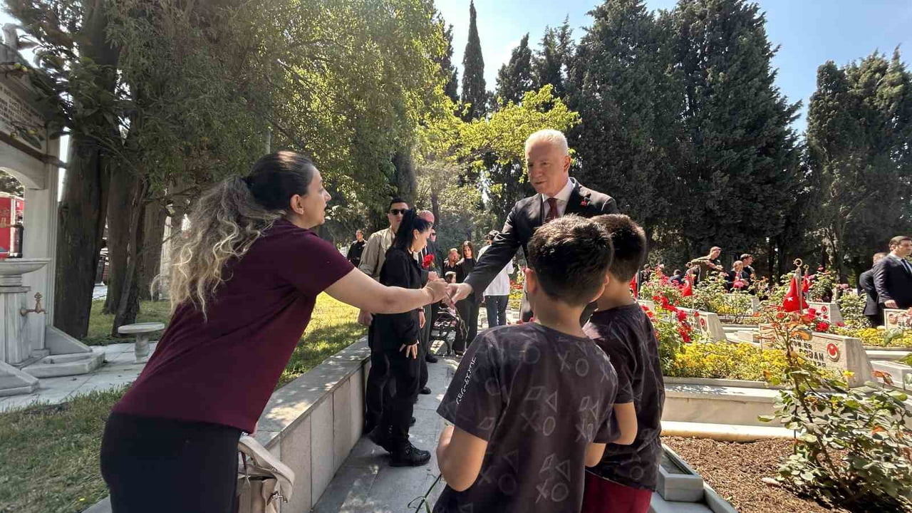İSTANBUL VALİSİ DAVUT GÜL, KURBAN BAYRAM'I ARİFESİNDE EYÜPSULTAN'DAKİ EDİRNEKAPI ŞEHİTLİĞİ'Nİ...