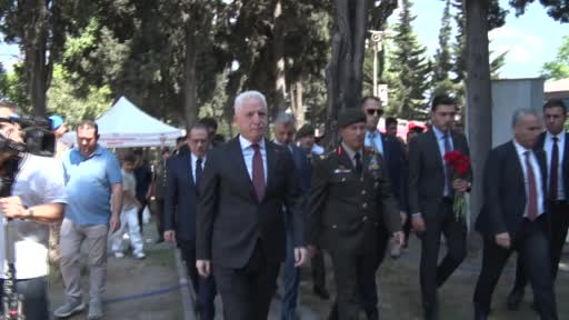 İstanbul Valisi Davut Gül, Kurban Bayram’ı arifesinde Eyüpsultan’da bulunan Edirnekapı...