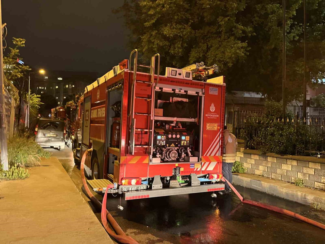 İSTANBUL ZEYTİNBURNU’NDA 4 KATLI İŞ MERKEZİNİN ÇATISINDAKİ KULÜBEDE YANGIN ÇIKTI. YANGIN, İŞ...