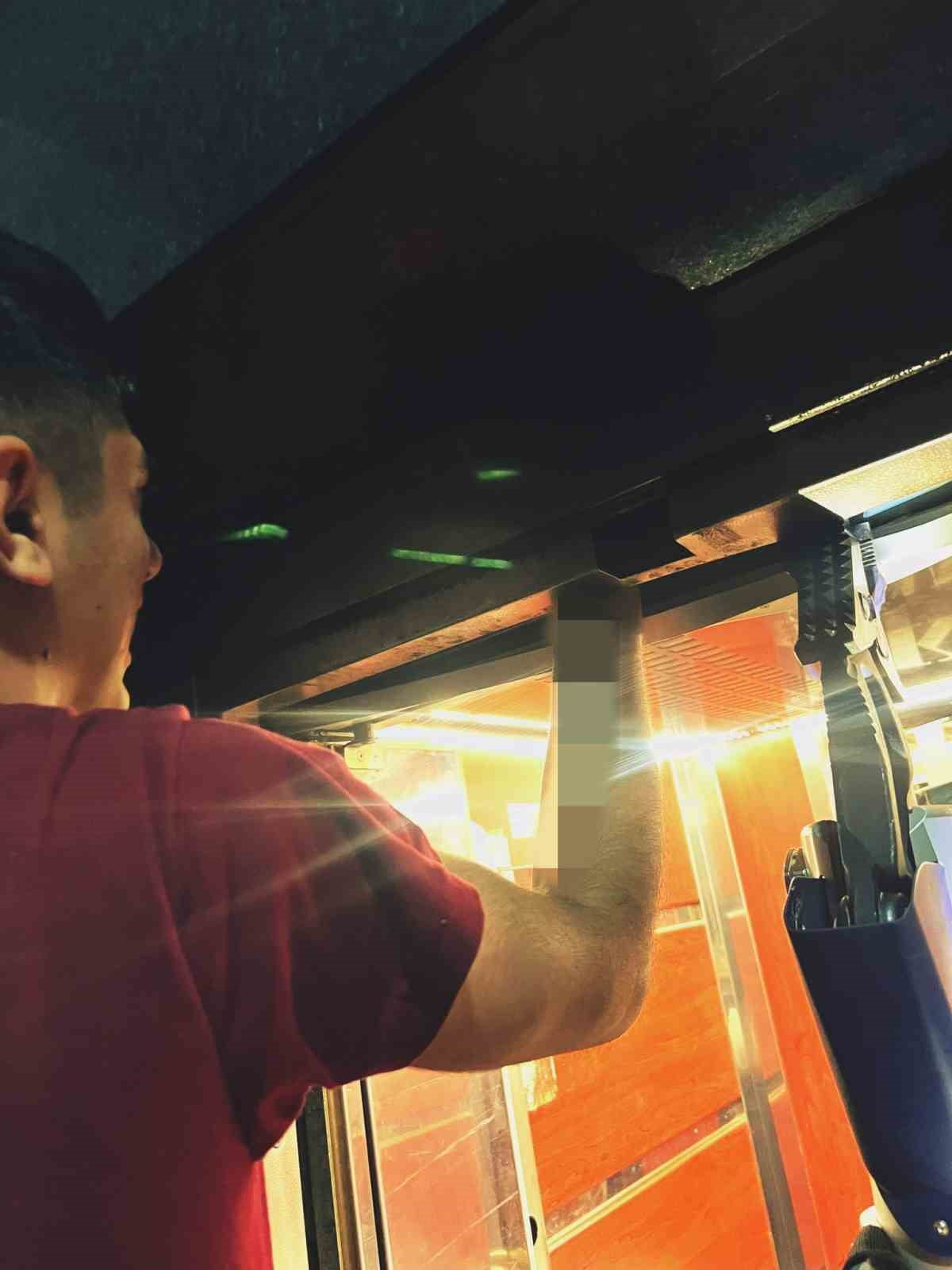 İTFAİYE ERLERİNİN EN ZOR ANI: GÖZYAŞLARI İÇİNDE HAYKIRAN GENCİN SIKIŞAN KOLUNU SAĞ SALİM...