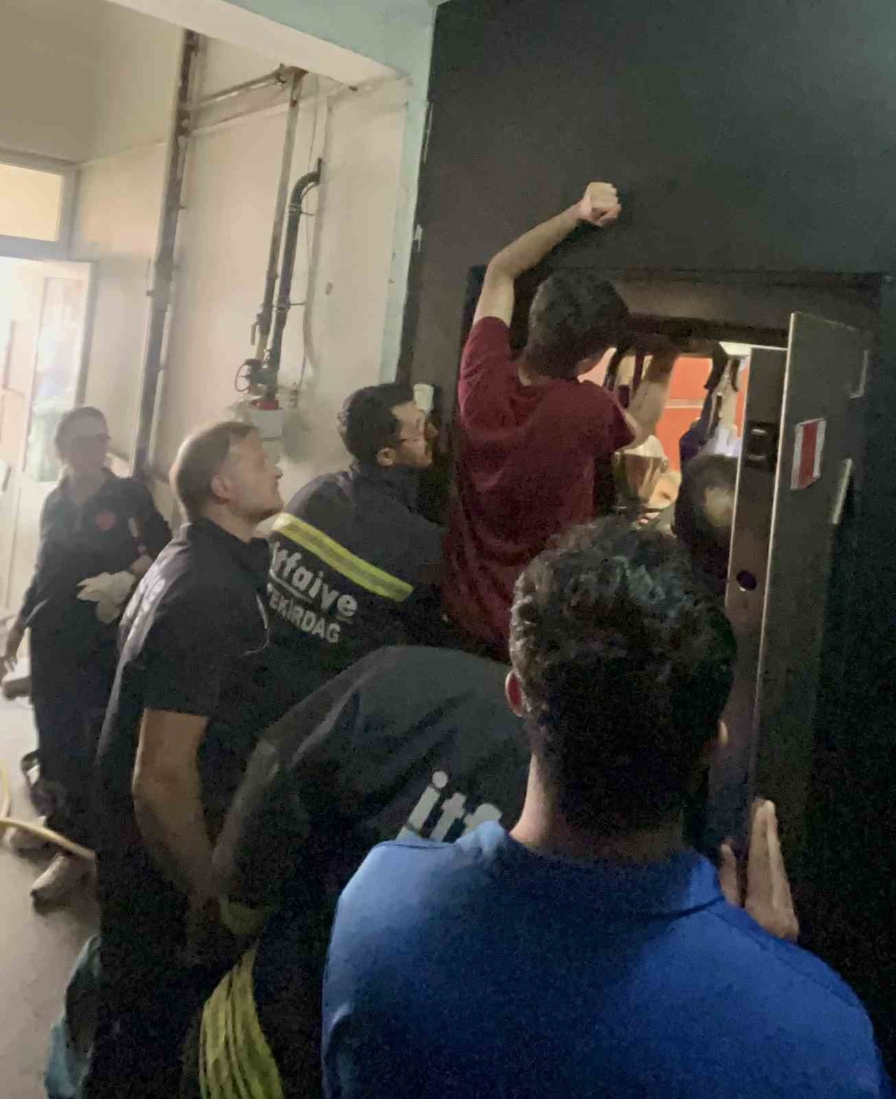 İTFAİYE ERLERİNİN EN ZOR ANI: GÖZYAŞLARI İÇİNDE HAYKIRAN GENCİN SIKIŞAN KOLUNU SAĞ SALİM...