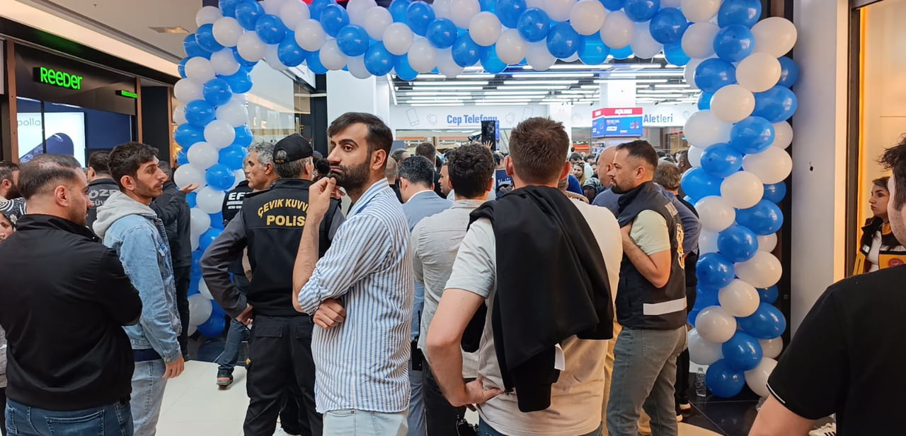 İZDİHAM SONRASI VATANDAŞLAR POLİS EKİPLERİNİN KONTROLÜ EŞLİĞİNDE İÇERİYE ALINMAYA...