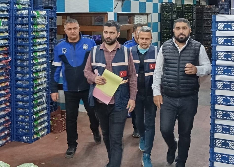 İZMİR'DE KURBAN BAYRAMI TATİLİ ÖNCESİNDE ŞEHİRLERARASI OTOBÜS TERMİNALLERİ İLE MEYVE-SEBZE...