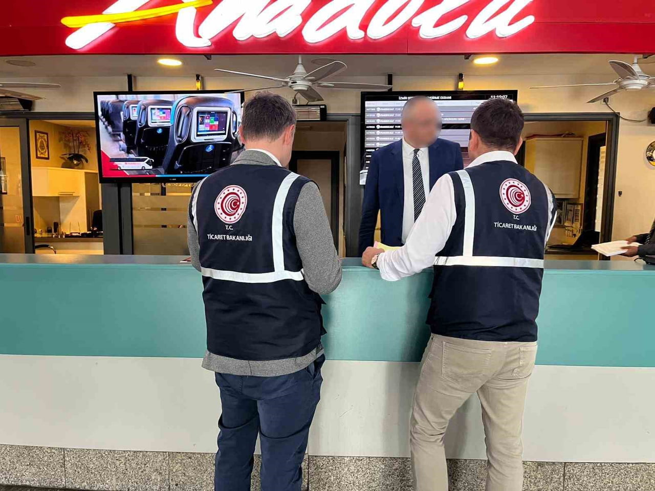 İZMİR'DE KURBAN BAYRAMI TATİLİ ÖNCESİNDE ŞEHİRLERARASI OTOBÜS TERMİNALLERİ İLE MEYVE-SEBZE...