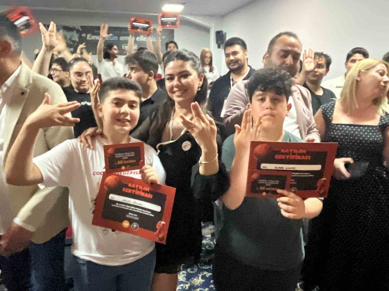 İZMİR'DE RADİKAL OKULLARI TARAFINDAN HAYATA GEÇİRİLEN VE ÖĞRENCİLERİN UZAYDA YAŞAM ALANLARI...
