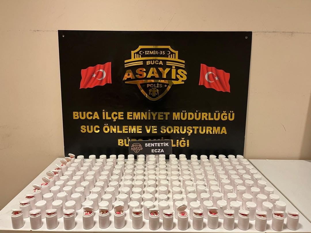 İZMİR'İN BUCA İLÇESİNDE POLİS EKİPLERİ TARAFINDAN DÜZENLENEN UYUŞTURUCU OPERASYONUNDA 10 BİN 854...