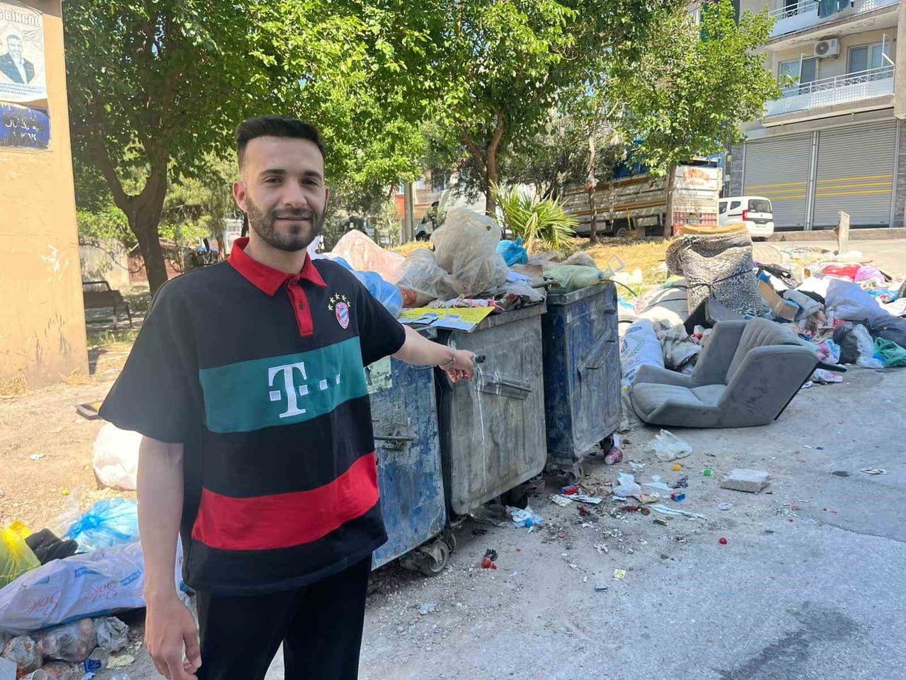 İZMİR'İN BUCA İLÇESİNDE VATANDAŞLAR BAYRAMA ÇÖP YIĞINLARI VE KÖTÜ KOKUYLA UYANDI.