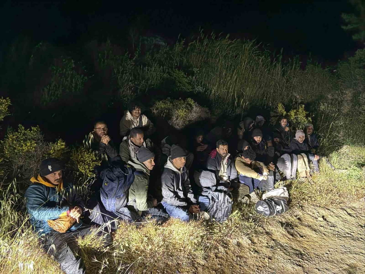 İZMİR'İN ÇEŞME İLÇESİNDE JANDARMA EKİPLERİNİN DÜZENLEDİĞİ OPERASYONDA, YASA DIŞI YOLLARLA YURT...