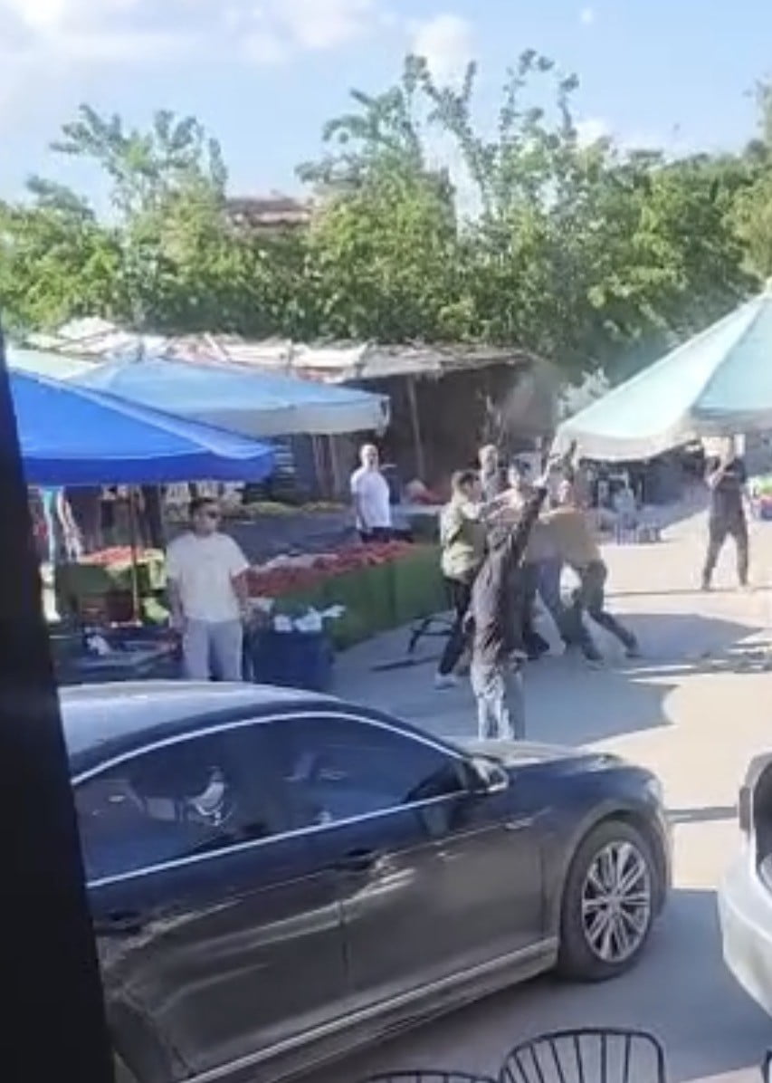 İZMİR'İN FOÇA İLÇESİNDE KURULAN SEMT PAZARINDA ESNAF ARASINDA ÇIKAN VE SİLAHLARIN DA ATEŞLENDİĞİ...