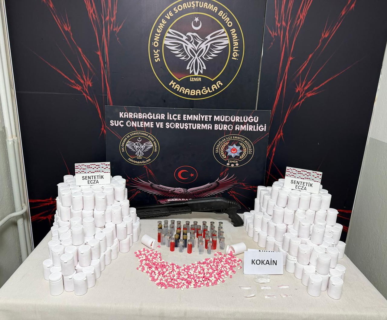 İZMİR'İN KARABAĞLAR İLÇESİNDE POLİS EKİPLERİNCE BİR ADRESE DÜZENLENEN OPERASYONDA 24 BİN 30 ADET...