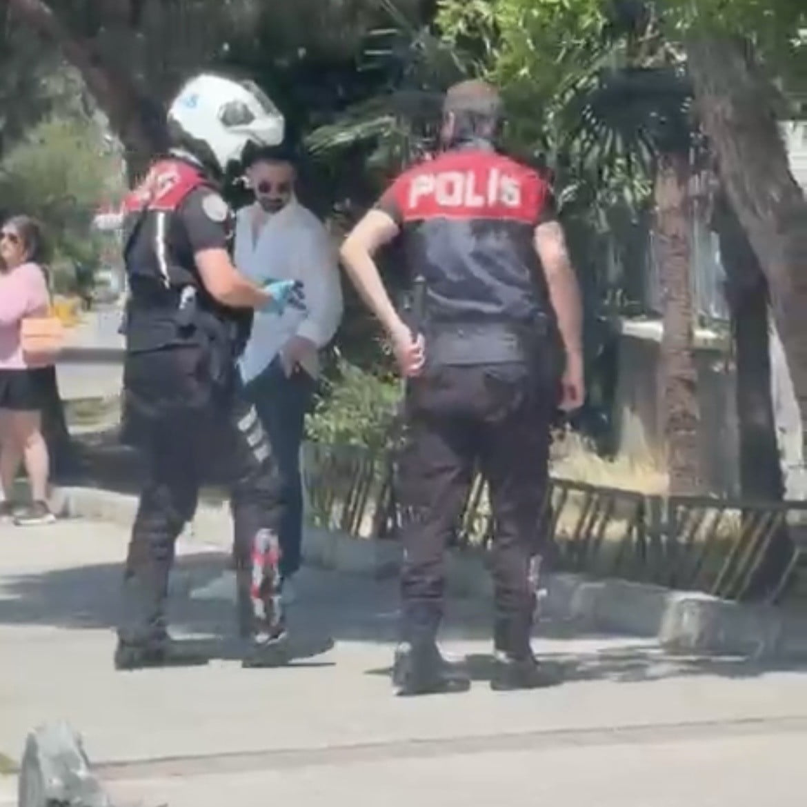 İZMİR'İN KARABAĞLAR İLÇESİNDE, YOLUN KARŞISINA GEÇMEYE ÇALIŞAN YAVRU KEDİ BİR OTOMOBİLİN ÇARPMASI...