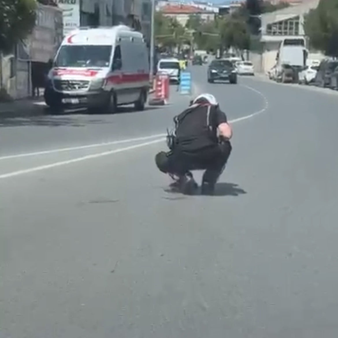 İZMİR'İN KARABAĞLAR İLÇESİNDE, YOLUN KARŞISINA GEÇMEYE ÇALIŞAN YAVRU KEDİ BİR OTOMOBİLİN ÇARPMASI...