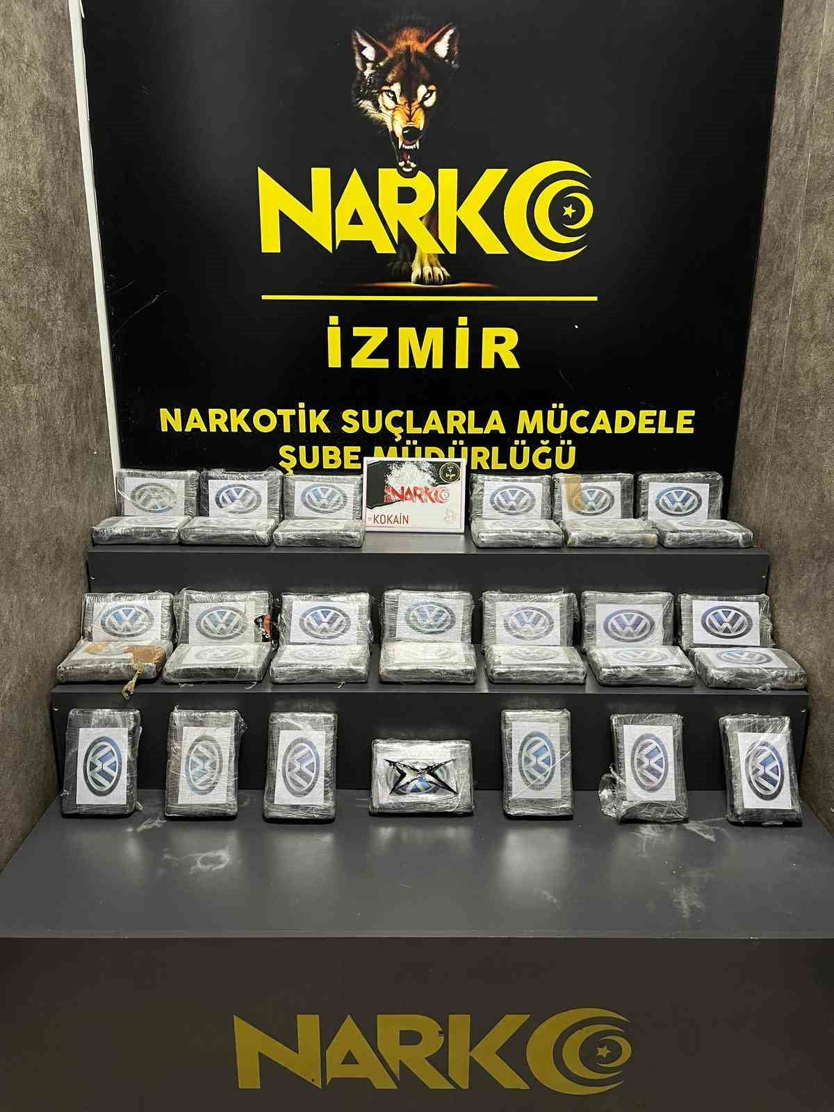 İZMİR'İN KARABAĞLAR VE KARŞIYAKA İLÇELERİNDE POLİS EKİPLERİ TARAFINDAN UYUŞTURUCU SATICILARINA...