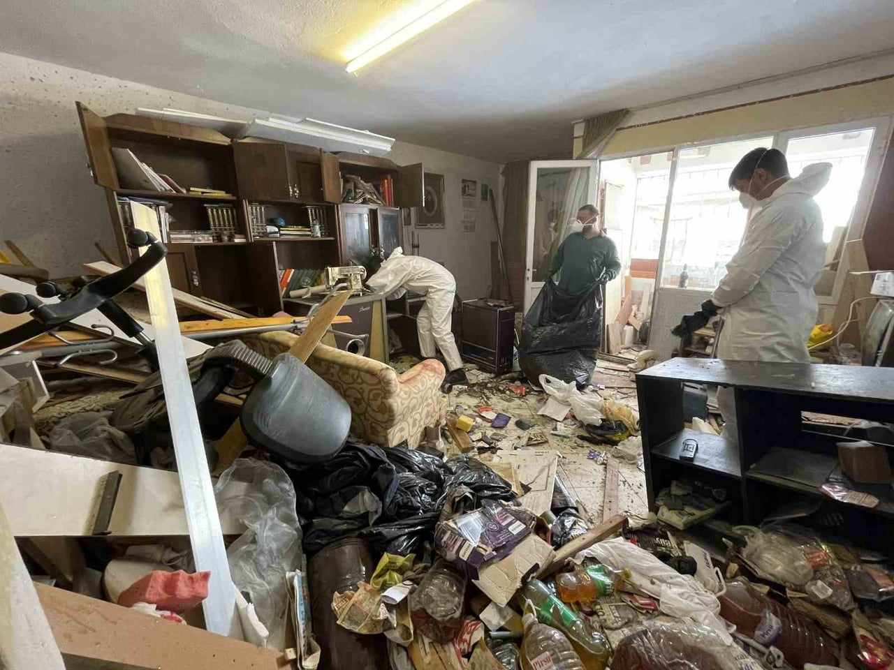 İZMİR'İN KONAK İLÇESİNDE BİR APARTMAN DAİRESİNDEN TAM 10 TON ATIK ÇIKARILDI.