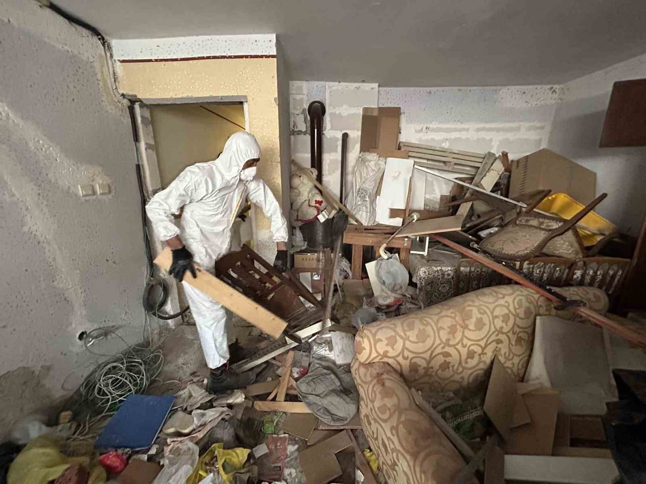 İZMİR'İN KONAK İLÇESİNDE BİR APARTMAN DAİRESİNDEN TAM 10 TON ATIK ÇIKARILDI.