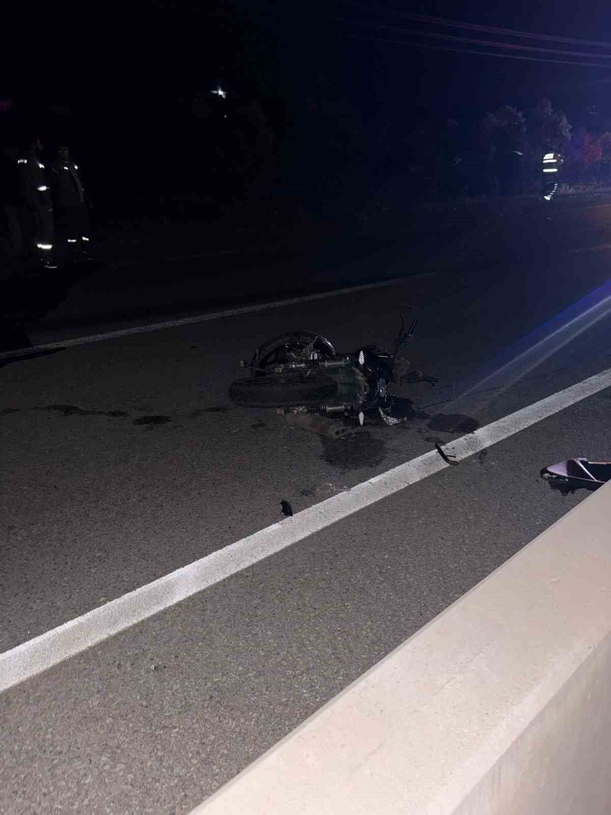 İZMİR'İN TİRE İLÇESİNDE OTOMOBİL İLE MOTOSİKLETİN KAFA KAFAYA ÇARPIŞMASI SONUCU MEYDANA GELEN...