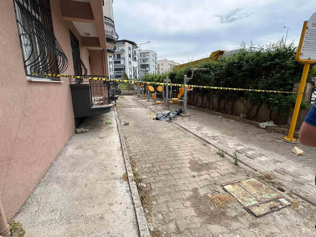 İZMİR'İN TORBALI İLÇESİNDE EŞİYLE BİRLİKTE CAM SİLDİĞİ SIRADA DENGESİNİ KAYBEDEREK 4. KATTAN...