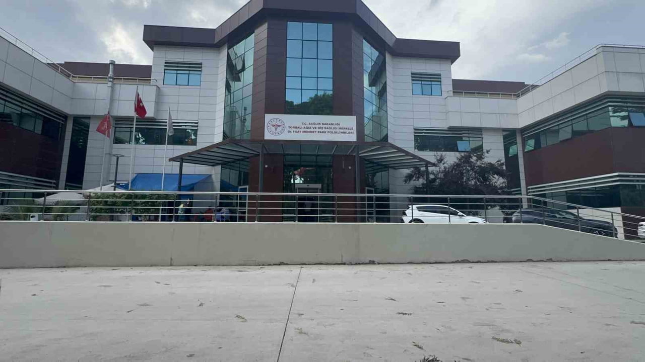 İZMİR'İN TORBALI İLÇESİNDE, GÖREV YAPTIĞI KAMU HASTANESİNDE HASTALARDAN ÖZEL TEDAVİ VAADİYLE PARA...