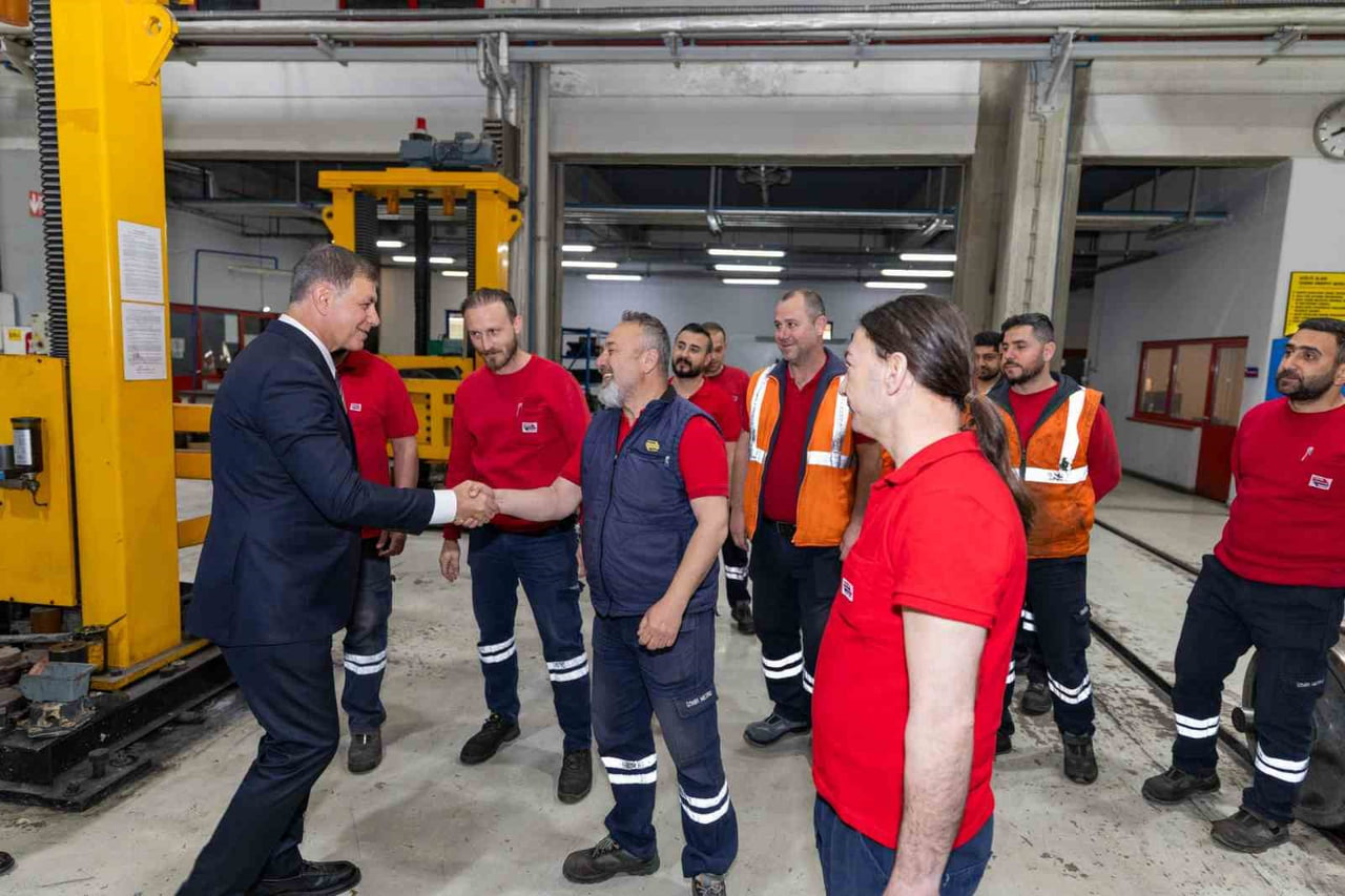 İZMİR BÜYÜKŞEHİR BELEDİYE BAŞKANI DR. CEMİL TUGAY, MESAİYE İZMİR METROSU’NUN PERSONELİYLE...