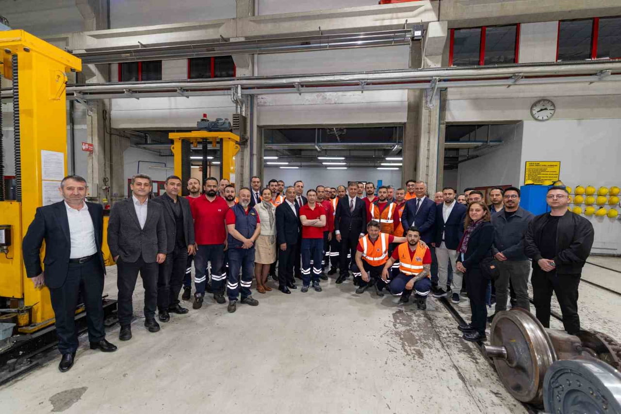 İZMİR BÜYÜKŞEHİR BELEDİYE BAŞKANI DR. CEMİL TUGAY, MESAİYE İZMİR METROSU’NUN PERSONELİYLE...