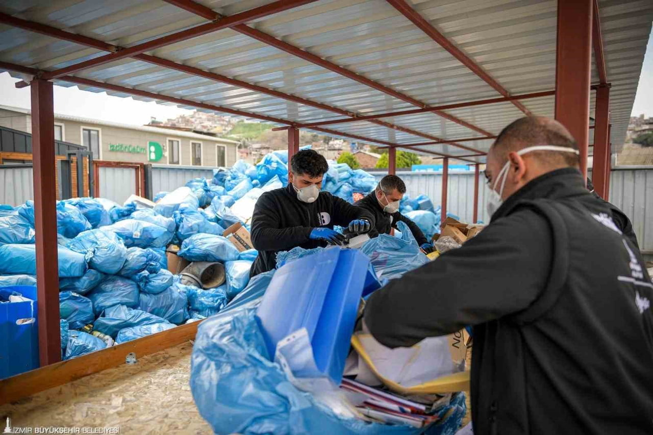 İZMİR BÜYÜKŞEHİR BELEDİYESİ'NİN "DÖNÜŞÜME EVDE BAŞLA" PROJESİ, KISA SÜREDE 8 İLÇE VE 28 MAHALLEYE...