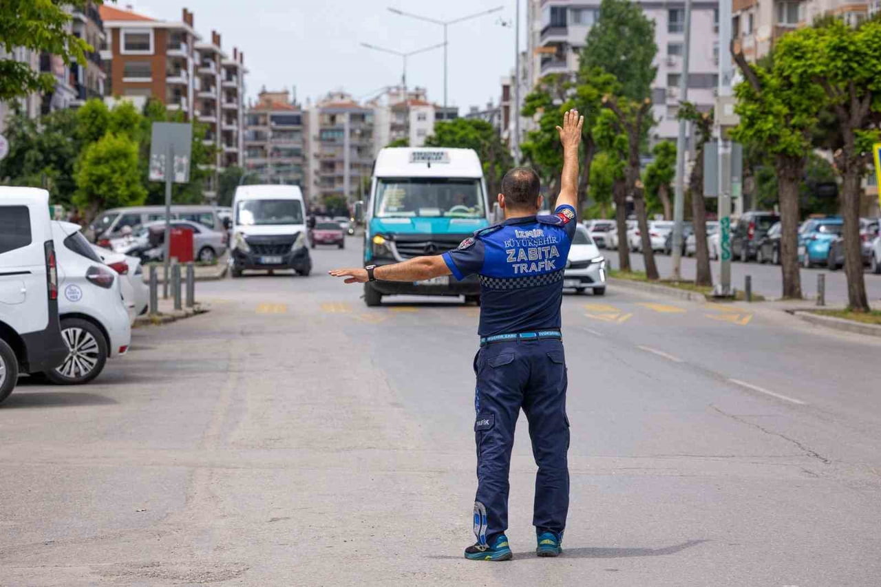 İZMİR BÜYÜKŞEHİR BELEDİYESİ ZABITA EKİPLERİ, KURBAN BAYRAMI ÖNCESİNDE TAKSİ, MİNİBÜS VE SERVİS...