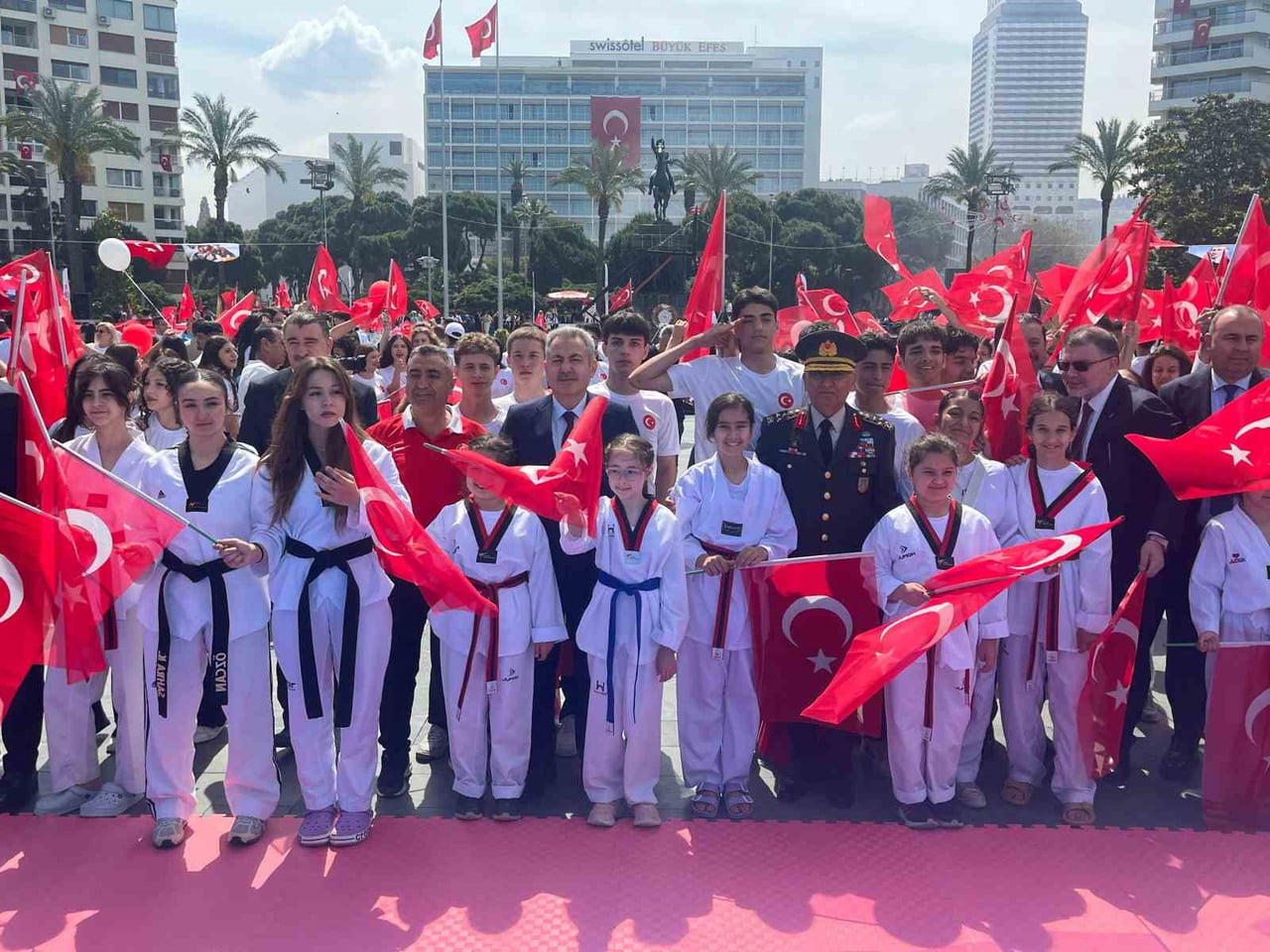 İZMİR’DE 19 MAYIS ATATÜRK’Ü ANMA, GENÇLİK VE SPOR BAYRAMI CUMHURİYET MEYDANI’NDA DÜZENLENEN...