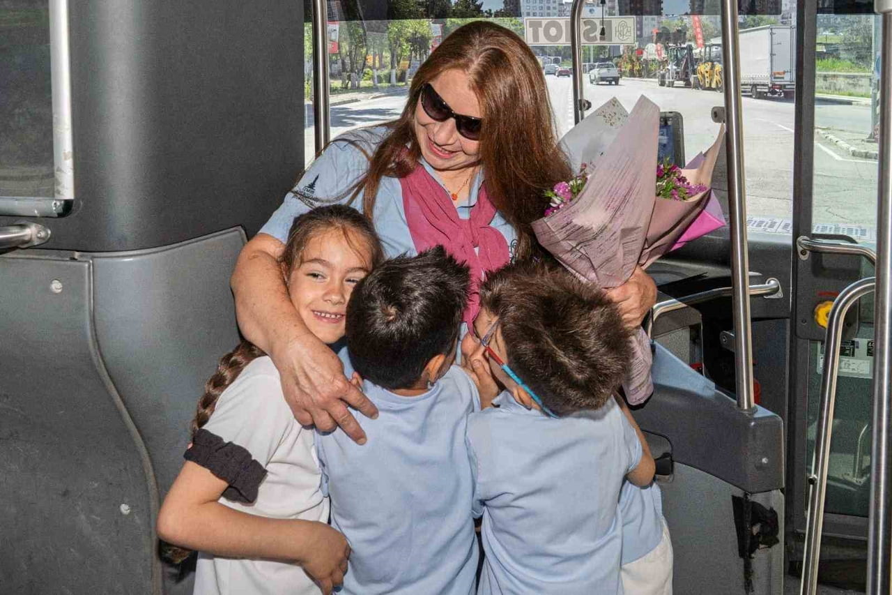 İZMİR’DE BÜYÜKŞEHİR BELEDİYESİ ESHOT GENEL MÜDÜRLÜĞÜ’NDE OTOBÜS ŞOFÖRLÜĞÜ YAPAN ZERRİN TUNCAY...