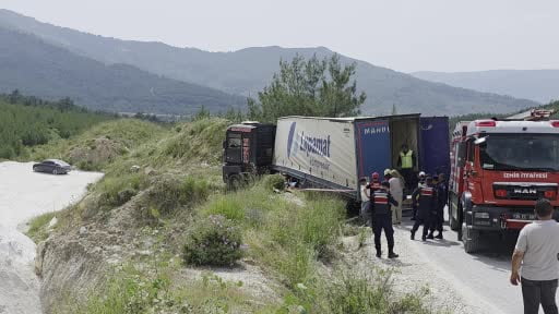 İzmir’de devrilen tırın altında kalan sürücü hayatını kaybetti