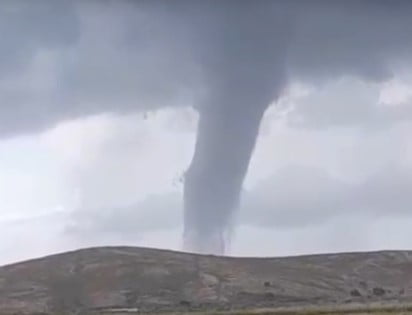İZMİR’DE EGE DENİZİ AÇIKLARINDA MEYDANA GELEN DEV HORTUM, VATANDAŞLAR TARAFINDAN CEP TELEFONU...