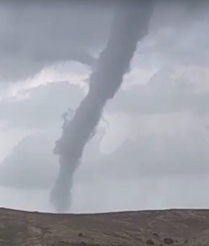 İZMİR’DE EGE DENİZİ AÇIKLARINDA MEYDANA GELEN DEV HORTUM, VATANDAŞLAR TARAFINDAN CEP TELEFONU...