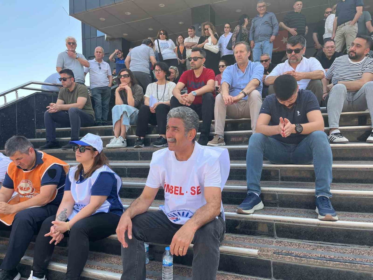 İZMİR’DE HAKLARINI ALAMAYAN BELEDİYE MEMURLARI, CUMA GÜNÜ KENTE GELECEK OLAN CHP GENEL BAŞKANI...