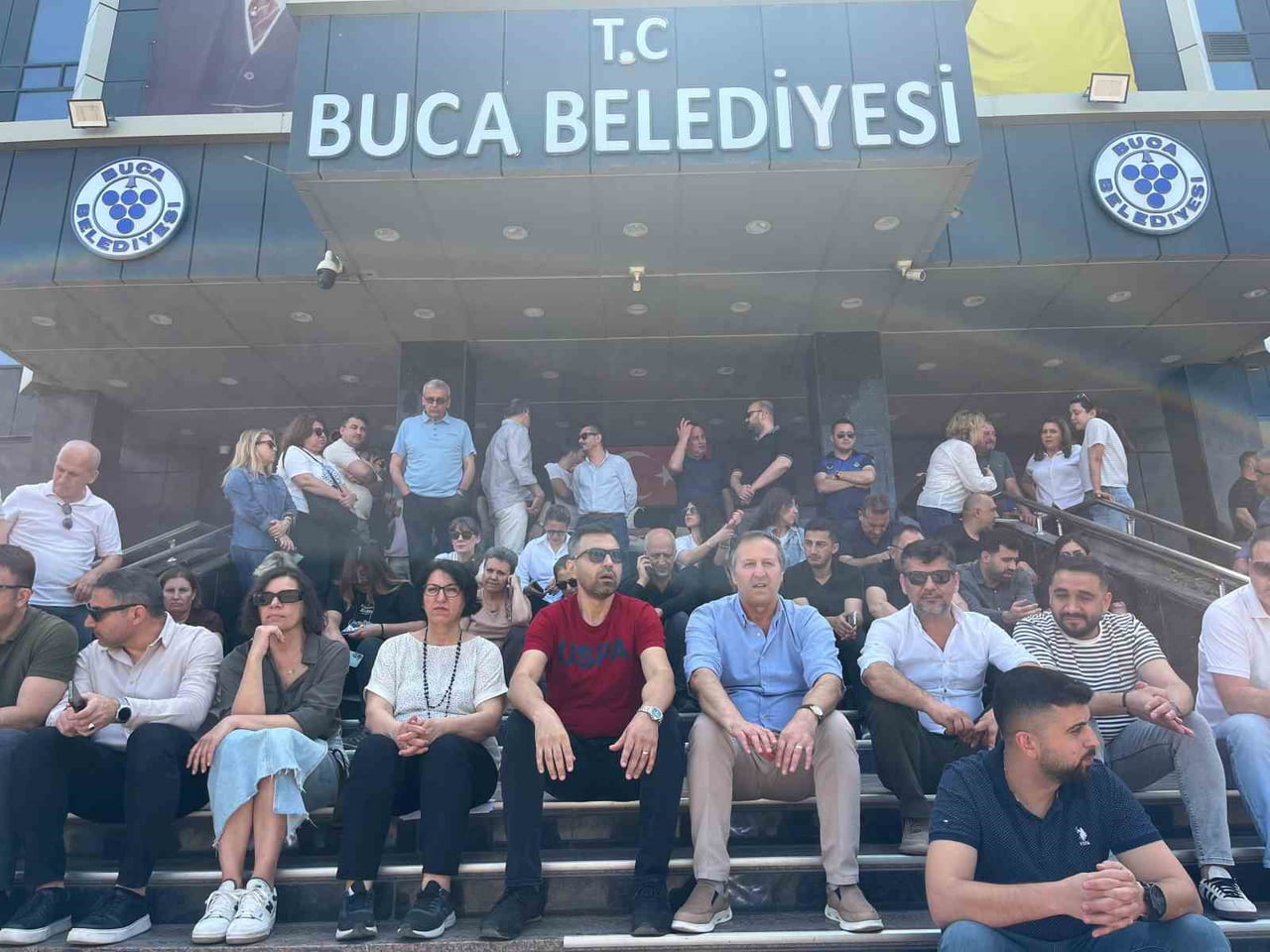 İZMİR’DE HAKLARINI ALAMAYAN BELEDİYE MEMURLARI, CUMA GÜNÜ KENTE GELECEK OLAN CHP GENEL BAŞKANI...