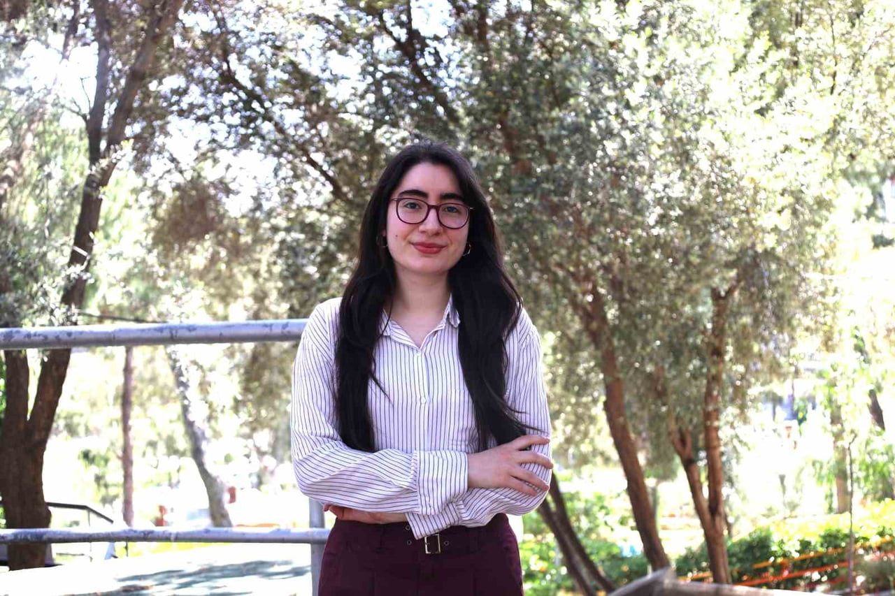 İZMİR EKONOMİ ÜNİVERSİTESİ (İEÜ) İNGİLİZCE MÜTERCİM VE TERCÜMANLIK BÖLÜMÜ MEZUNU BERRA OKUDURLAR...