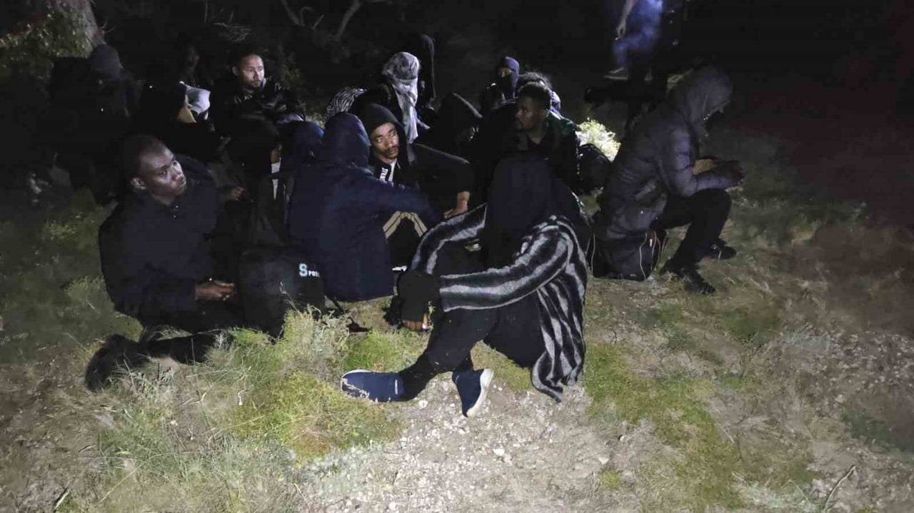 İZMİR’İN ÇEŞME İLÇESİNDE GERÇEKLEŞTİRİLEN OPERASYONDA, KARA ÜZERİNDE 3'Ü ÇOCUK TOPLAM 29 DÜZENSİZ...