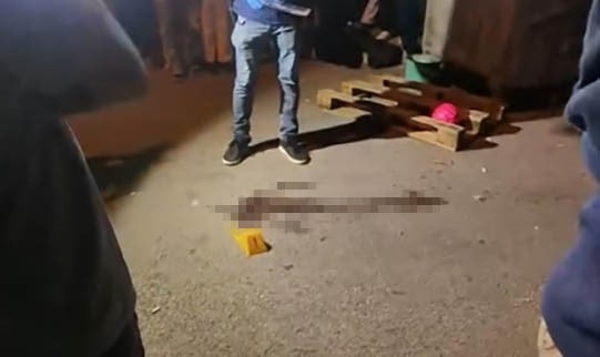 İZMİR’İN KARABAĞLAR İLÇESİNDE, OKUL SERVİS OTOBÜSÜNÜN ALTINA KAÇAN TOPUNU ALMAK İSTEYEN 6...