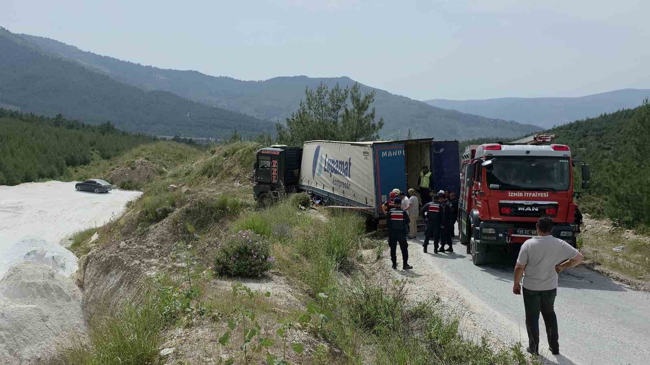İZMİR’İN TİRE İLÇESİNDE KONTROLDEN ÇIKARAK DEVRİLEN TIRIN ALTINDA KALAN SÜRÜCÜ, OLAY YERİNDE...