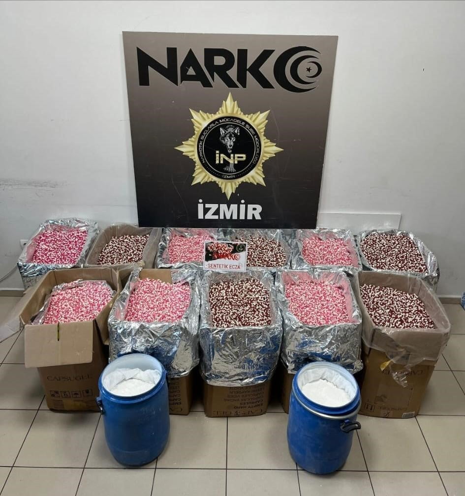İZMİR MERKEZLİ 3 İLDE GERÇEKLEŞTİRİLEN VE YAKLAŞIK 8 AY SÜREN TİTİZ TAKİBİN ARDINDAN DÜZENLENEN...
