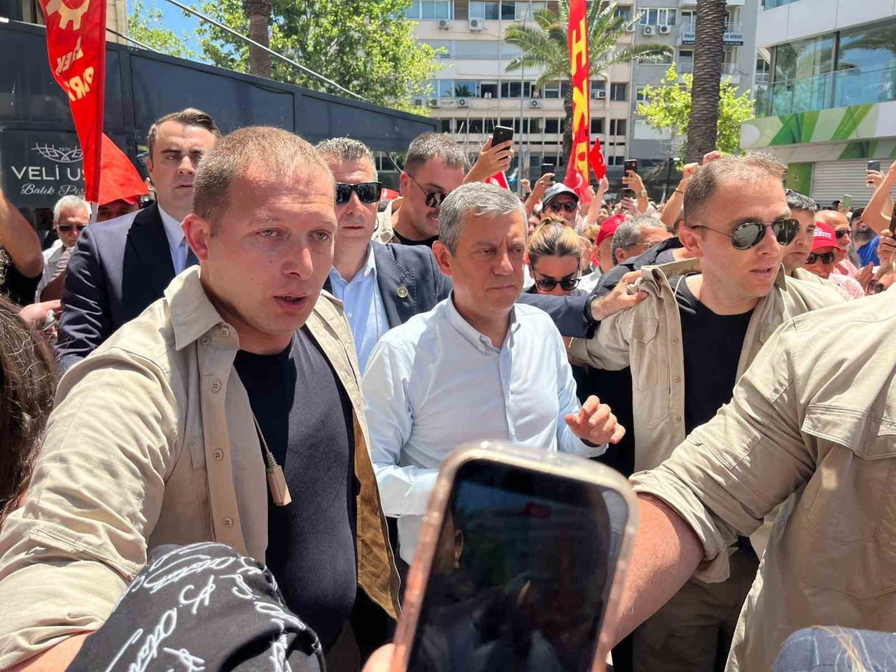 İZMİR VALİLİĞİ TARAFINDAN CUMHURİYET MEYDANI'NDA MİTİNGE İZİN VERİLMEYİNCE ÖZGÜR ÖZEL GÜNDOĞDU...