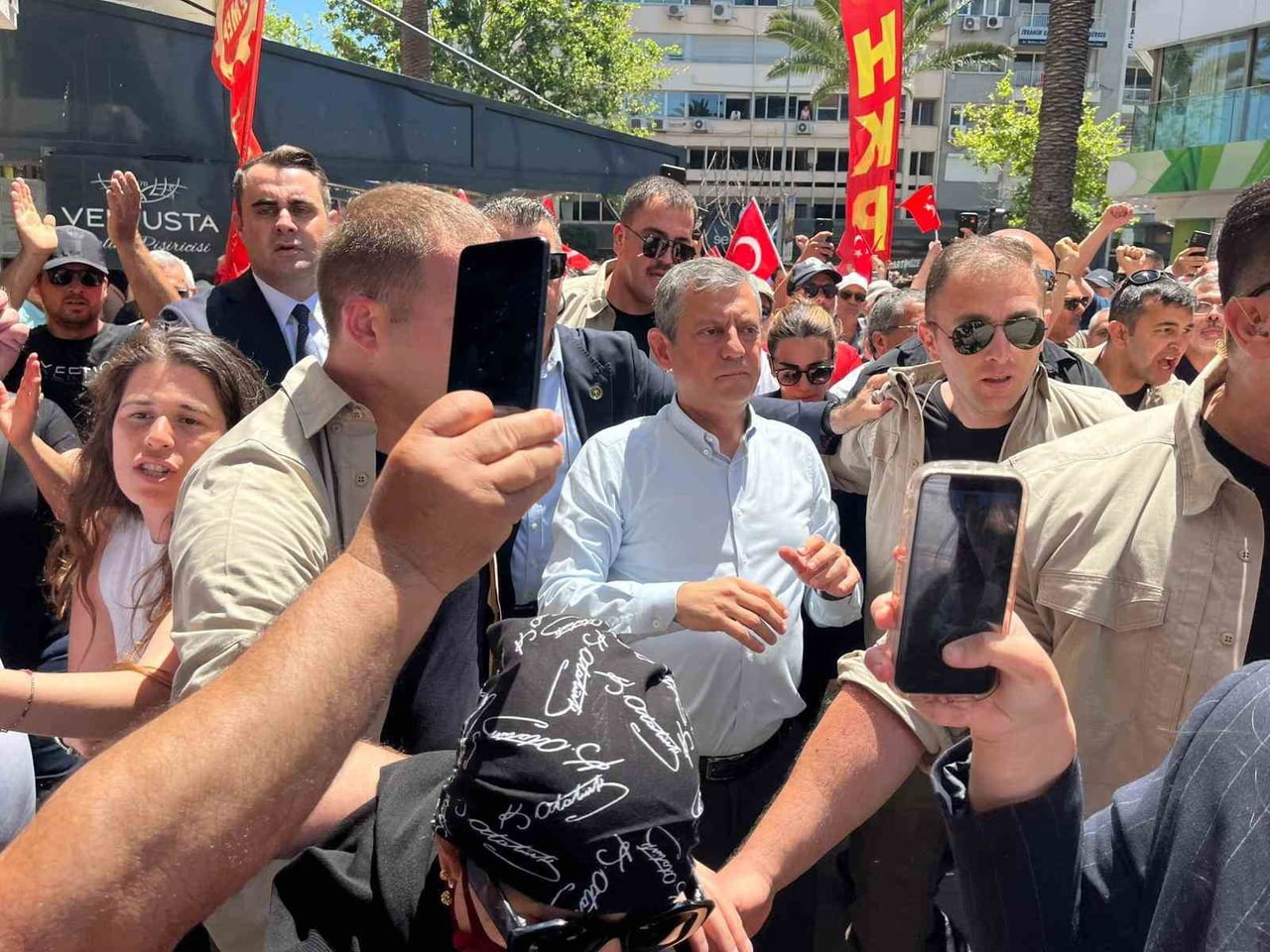 İZMİR VALİLİĞİ TARAFINDAN CUMHURİYET MEYDANI'NDA MİTİNGE İZİN VERİLMEYİNCE ÖZGÜR ÖZEL GÜNDOĞDU...